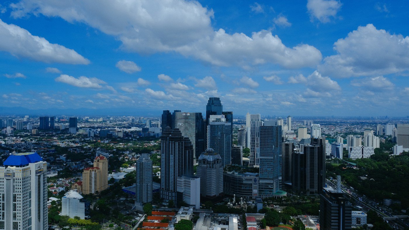 Ilustrasi lanskap Jakarta; bukan foto layanan Transjakarta.